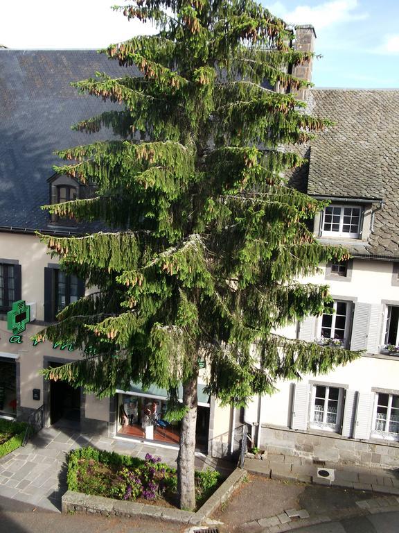 Hotel Restaurant La Reine Margot La Tour-dʼAuvergne Eksteriør bilde