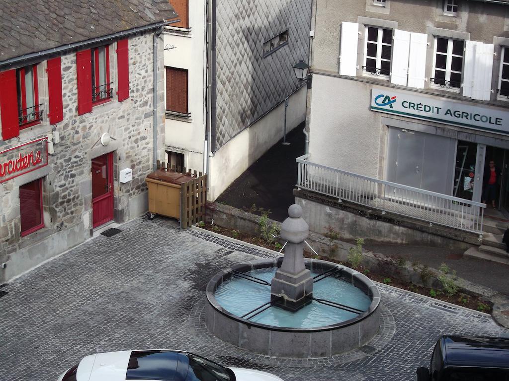 Hotel Restaurant La Reine Margot La Tour-dʼAuvergne Eksteriør bilde