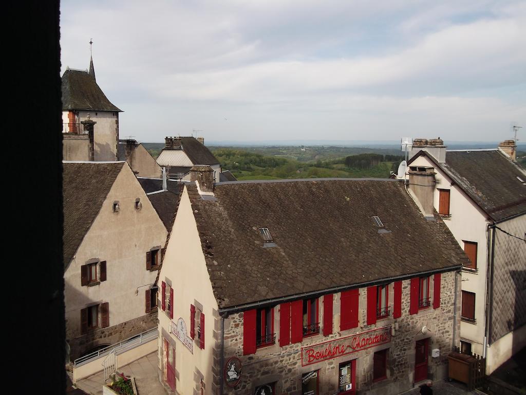 Hotel Restaurant La Reine Margot La Tour-dʼAuvergne Eksteriør bilde